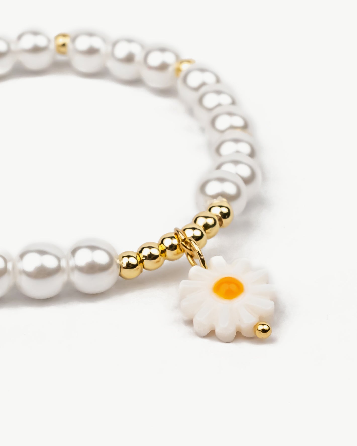 Daisy Charm Pearl Bracelet